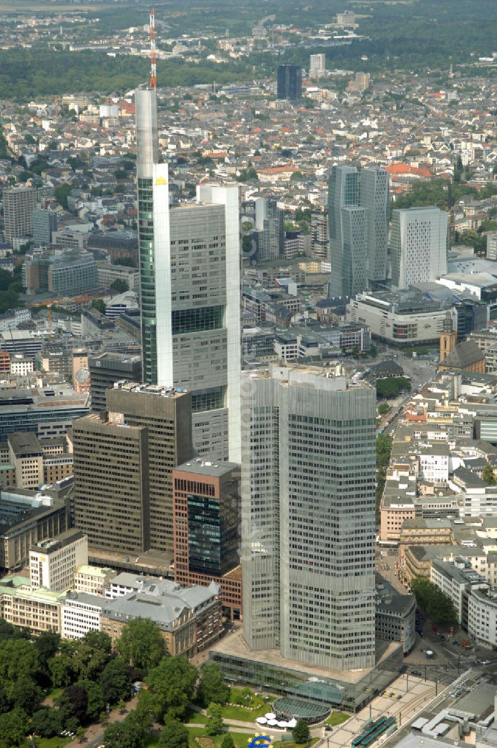 Frankfurt am Main from above - Blick auf die Skyline am Stadtzentrum mit dem Frankfurter Bankenviertel und den weithin sichtbaren Bürohochhäusern der Stadt.