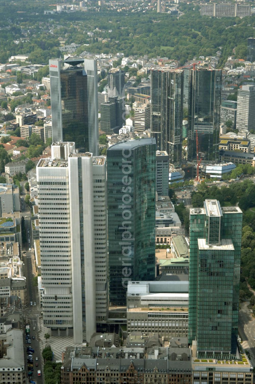 Frankfurt am Main from the bird's eye view: Blick auf die Skyline am Stadtzentrum mit dem Frankfurter Bankenviertel und den weithin sichtbaren Bürohochhäusern der Stadt.