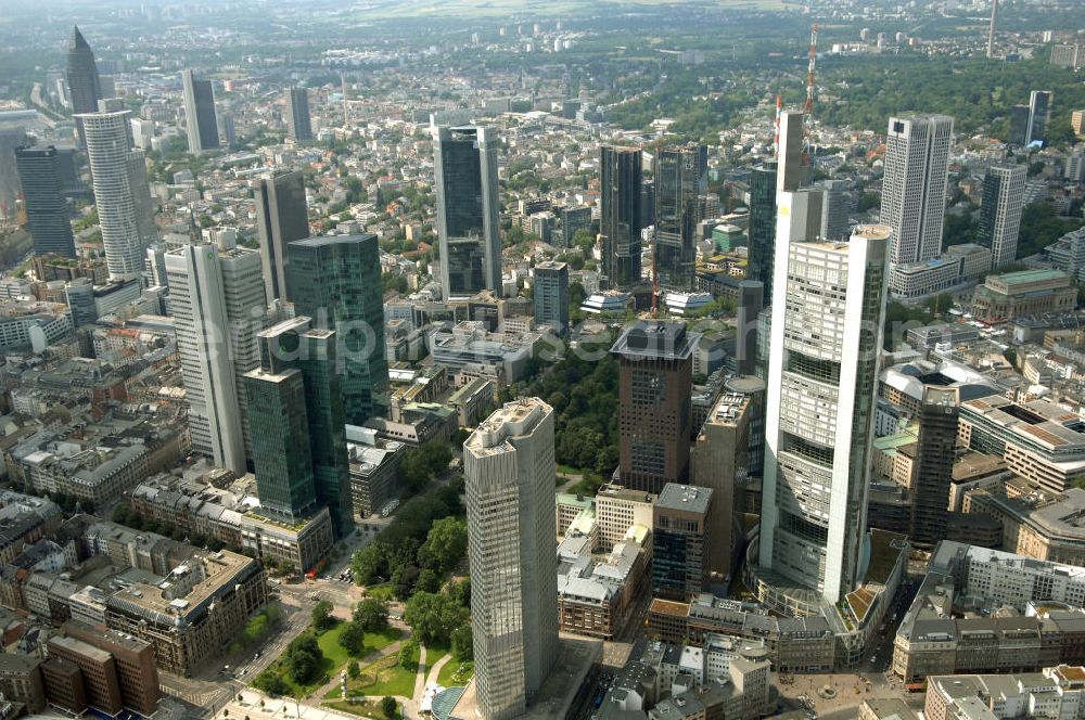 Aerial image Frankfurt am Main - Blick auf die Skyline am Stadtzentrum mit dem Frankfurter Bankenviertel und den weithin sichtbaren Bürohochhäusern der Stadt.