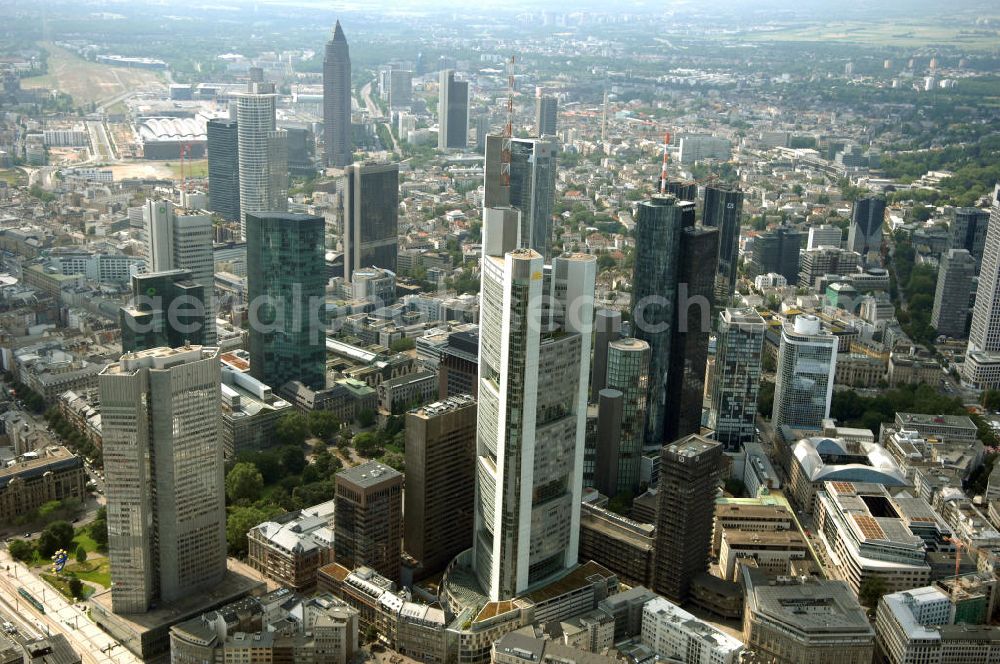 Aerial photograph Frankfurt am Main - Blick auf die Skyline am Stadtzentrum mit dem Frankfurter Bankenviertel und den weithin sichtbaren Bürohochhäusern der Stadt.