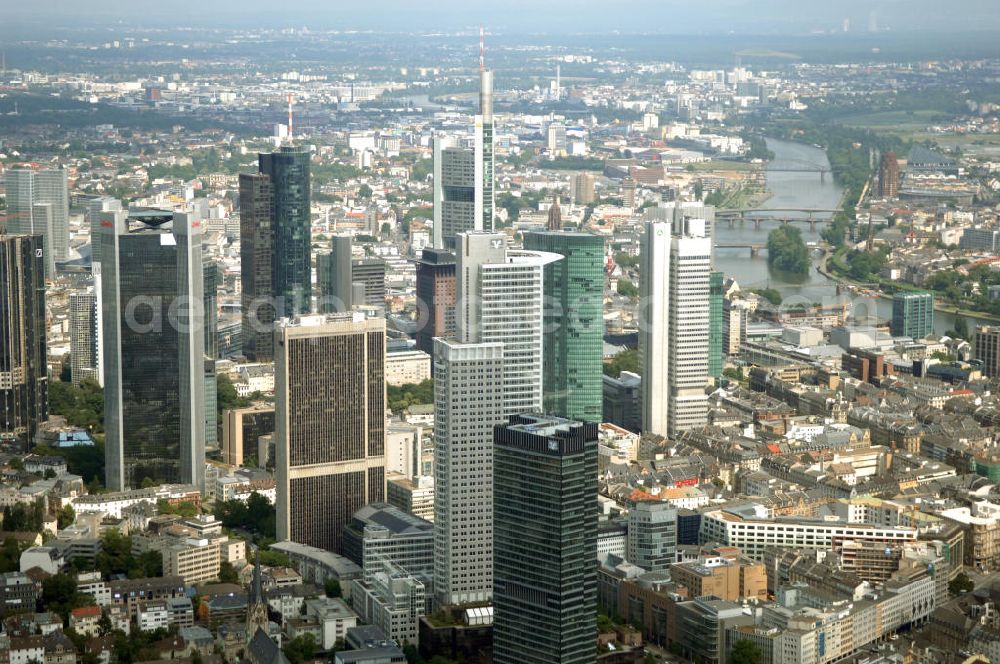 Frankfurt am Main from above - Blick auf die Skyline am Stadtzentrum mit dem Frankfurter Bankenviertel und den weithin sichtbaren Bürohochhäusern der Stadt.