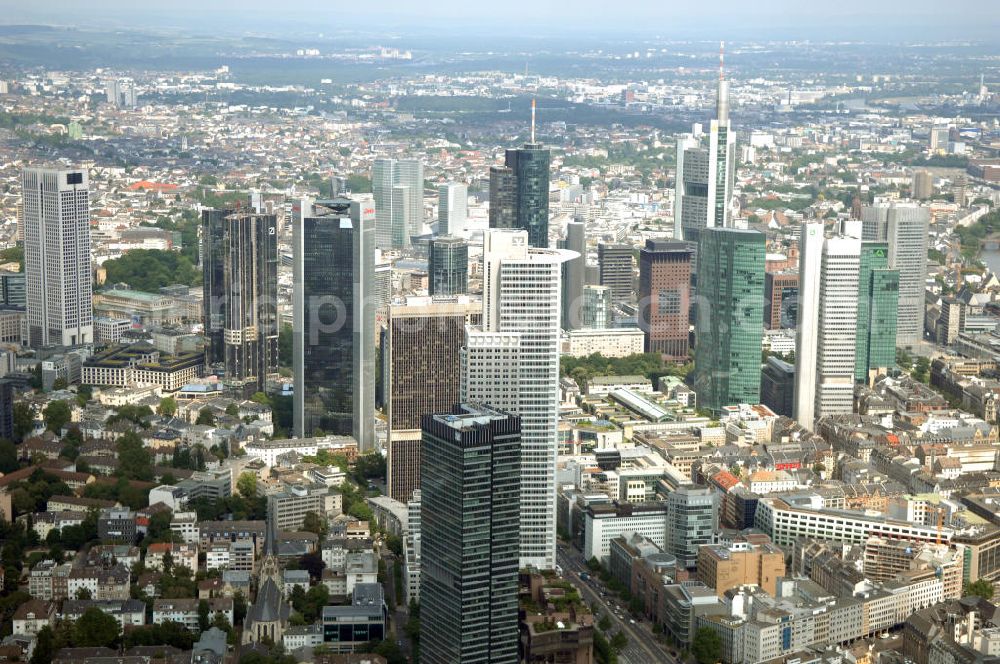 Frankfurt am Main from the bird's eye view: Blick auf die Skyline am Stadtzentrum mit dem Frankfurter Bankenviertel und den weithin sichtbaren Bürohochhäusern der Stadt.