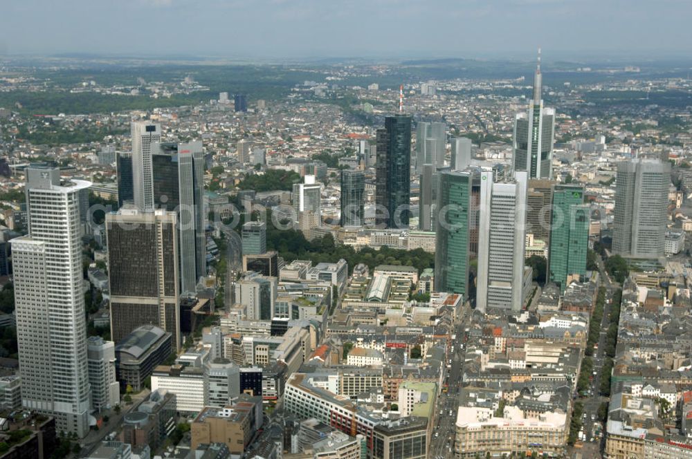 Aerial image Frankfurt am Main - Blick auf die Skyline am Stadtzentrum mit dem Frankfurter Bankenviertel und den weithin sichtbaren Bürohochhäusern der Stadt.