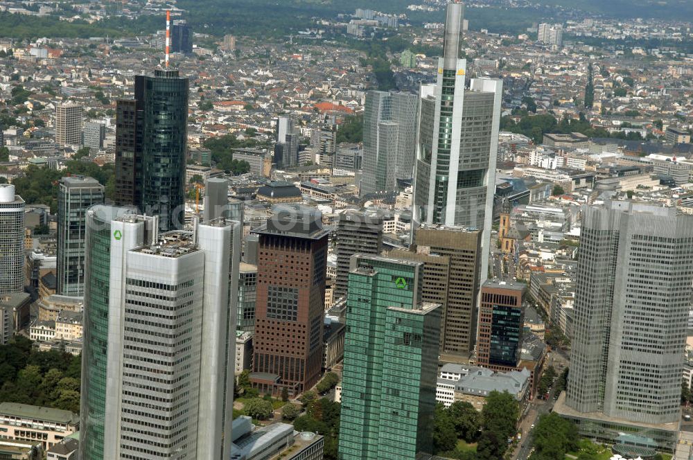 Aerial photograph Frankfurt am Main - Blick auf die Skyline am Stadtzentrum mit dem Frankfurter Bankenviertel und den weithin sichtbaren Bürohochhäusern der Stadt.