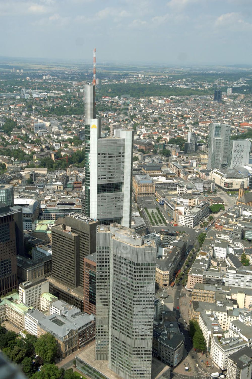 Frankfurt am Main from above - Blick auf die Skyline am Stadtzentrum mit dem Frankfurter Bankenviertel und den weithin sichtbaren Bürohochhäusern der Stadt.