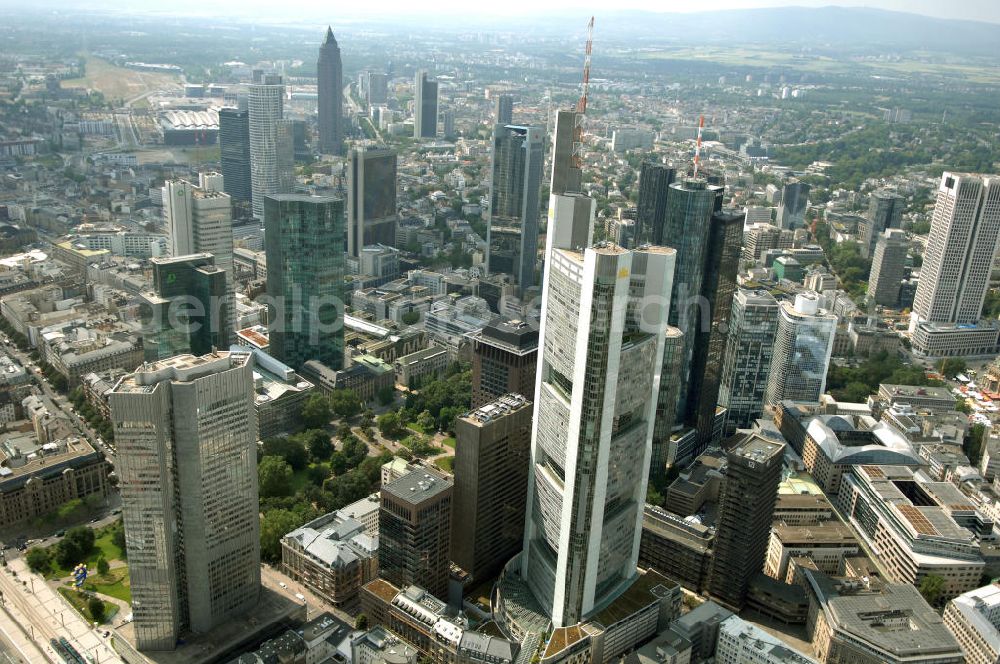 Frankfurt am Main from the bird's eye view: Blick auf die Skyline am Stadtzentrum mit dem Frankfurter Bankenviertel und den weithin sichtbaren Bürohochhäusern der Stadt.