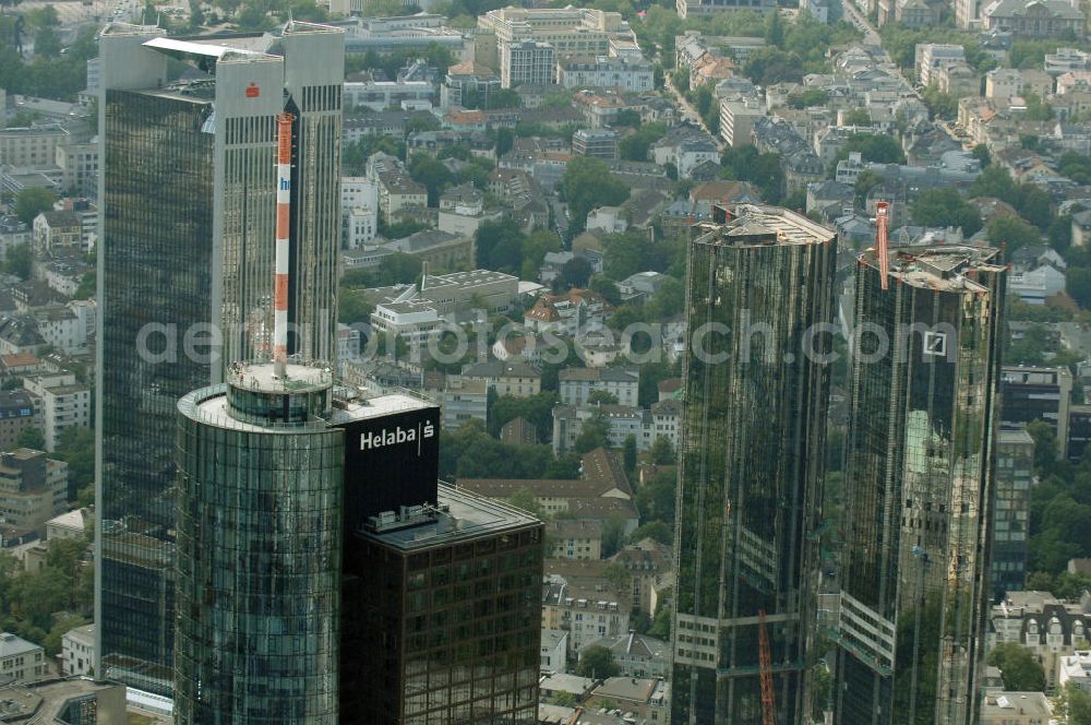 Aerial image Frankfurt am Main - Blick auf die Skyline am Stadtzentrum mit dem Frankfurter Bankenviertel und den weithin sichtbaren Bürohochhäusern der Stadt.