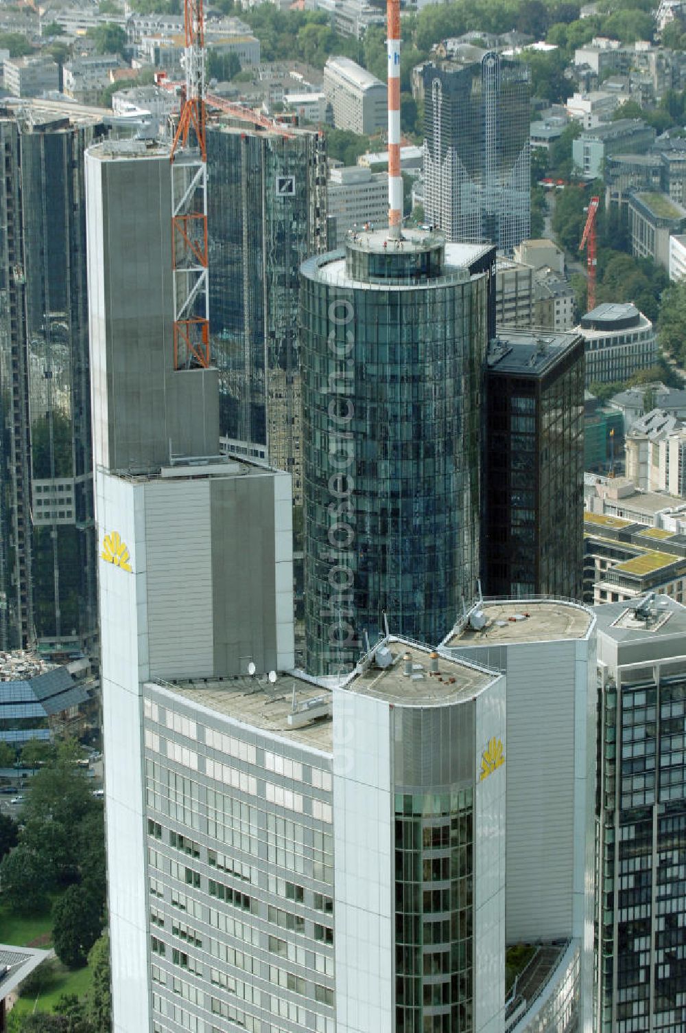 Aerial photograph Frankfurt am Main - Blick auf die Skyline am Stadtzentrum mit dem Frankfurter Bankenviertel und den weithin sichtbaren Bürohochhäusern der Stadt.