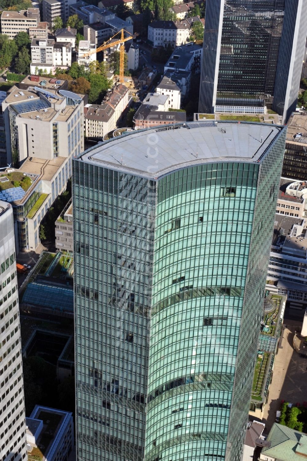 Aerial image Frankfurt am Main - View of the Skyper high-rise on Taunus St in Frankfurt am Main / Bahnhofsviertel. The office building is part of three-piece building ensemble. It is being rented out by Colliers Schön & Lopez Schmitt GmbH