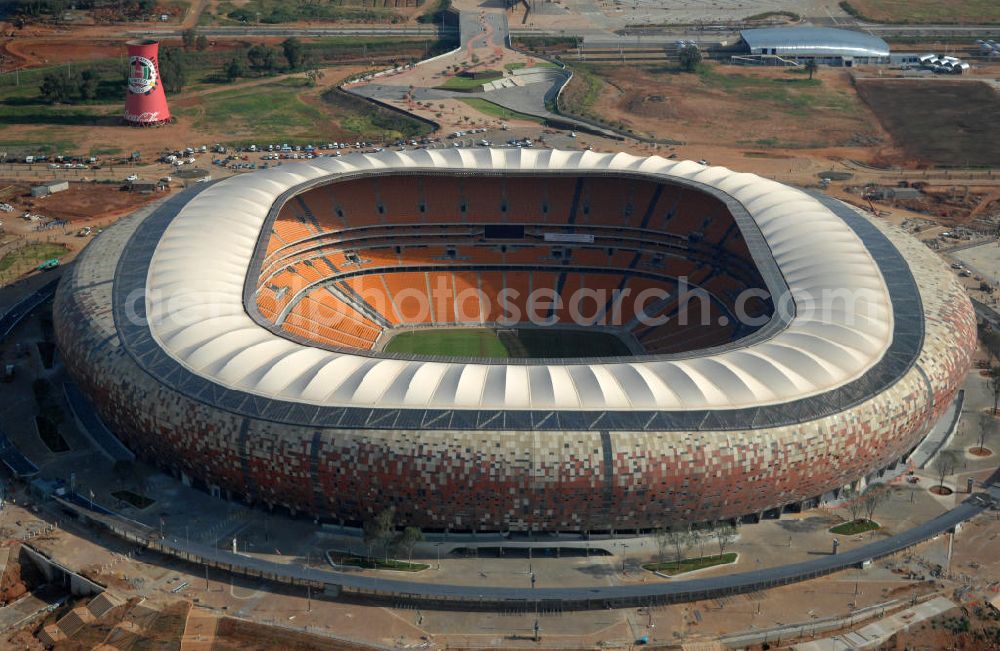 Johannesburg from above - Blick auf das Soccer City Stadion bzw. First-National-Bank-Stadion ( FNB-Stadion ) Johannesburg in der Provinz Gauteng von Südafrika, vor der Fußball- Weltmeisterschaft. Die Dachkonstruktion wurde vom Ingenieurbüro Schlaich, Bergermann und Partner entworfen. View of the Soccer City Stadium in Johannesburg in South Africa for the FIFA World Cup 2010.