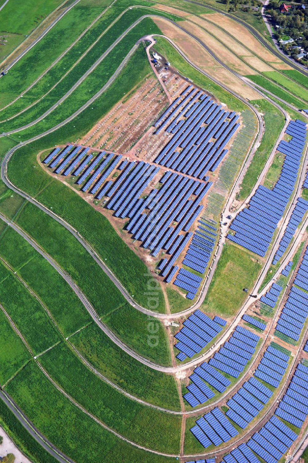 Aerial photograph Magdeburg - Auf der stillgelegten Mülldeponie am Cracauer Anger wird ein Solarpark errichtet, der Ende diesen Jahres in Betrieb genommen wird. Betrieben wird die Anlage von der GETEC Energie AG. The Dumpsite Cracauer Anger turns into a solar farm. The operater is GETEC Energie AG.