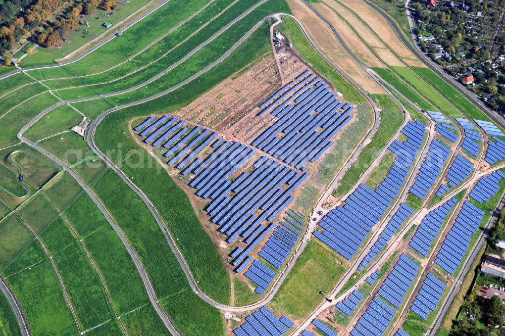 Magdeburg from above - Auf der stillgelegten Mülldeponie am Cracauer Anger wird ein Solarpark errichtet, der Ende diesen Jahres in Betrieb genommen wird. Betrieben wird die Anlage von der GETEC Energie AG. The Dumpsite Cracauer Anger turns into a solar farm. The operater is GETEC Energie AG.