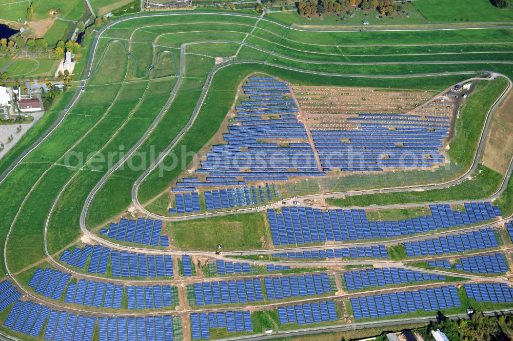 Magdeburg from the bird's eye view: Auf der stillgelegten Mülldeponie am Cracauer Anger wird ein Solarpark errichtet, der Ende diesen Jahres in Betrieb genommen wird. Betrieben wird die Anlage von der GETEC Energie AG. The Dumpsite Cracauer Anger turns into a solar farm. The operater is GETEC Energie AG.