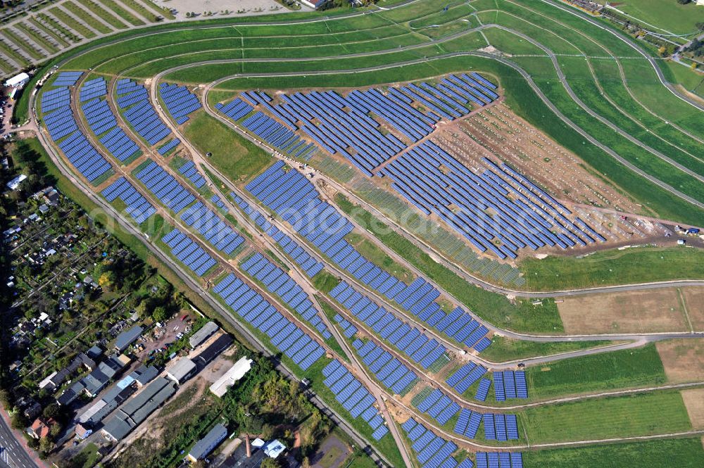 Aerial image Magdeburg - Auf der stillgelegten Mülldeponie am Cracauer Anger wird ein Solarpark errichtet, der Ende diesen Jahres in Betrieb genommen wird. Betrieben wird die Anlage von der GETEC Energie AG. The Dumpsite Cracauer Anger turns into a solar farm. The operater is GETEC Energie AG.