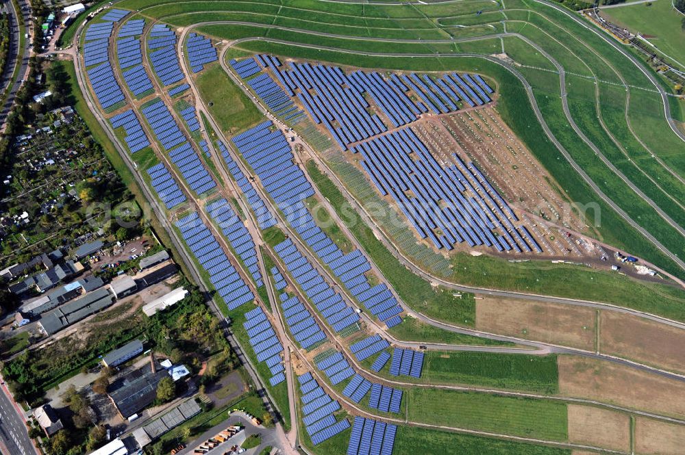 Aerial photograph Magdeburg - Auf der stillgelegten Mülldeponie am Cracauer Anger wird ein Solarpark errichtet, der Ende diesen Jahres in Betrieb genommen wird. Betrieben wird die Anlage von der GETEC Energie AG. The Dumpsite Cracauer Anger turns into a solar farm. The operater is GETEC Energie AG.