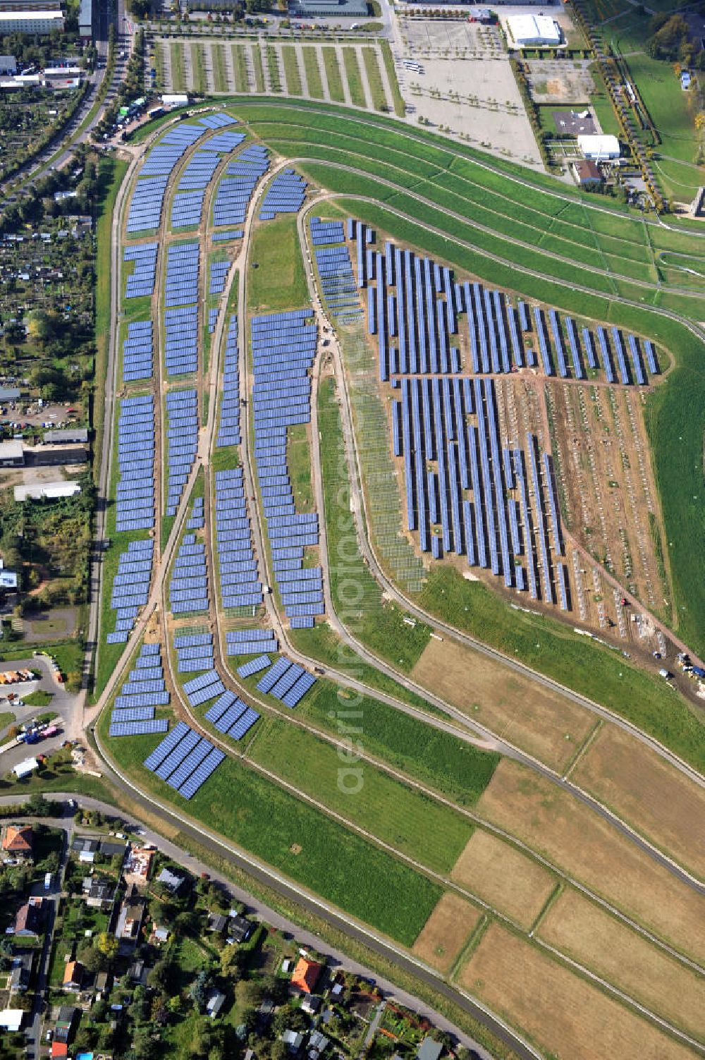 Magdeburg from above - Auf der stillgelegten Mülldeponie am Cracauer Anger wird ein Solarpark errichtet, der Ende diesen Jahres in Betrieb genommen wird. Betrieben wird die Anlage von der GETEC Energie AG. The Dumpsite Cracauer Anger turns into a solar farm. The operater is GETEC Energie AG.