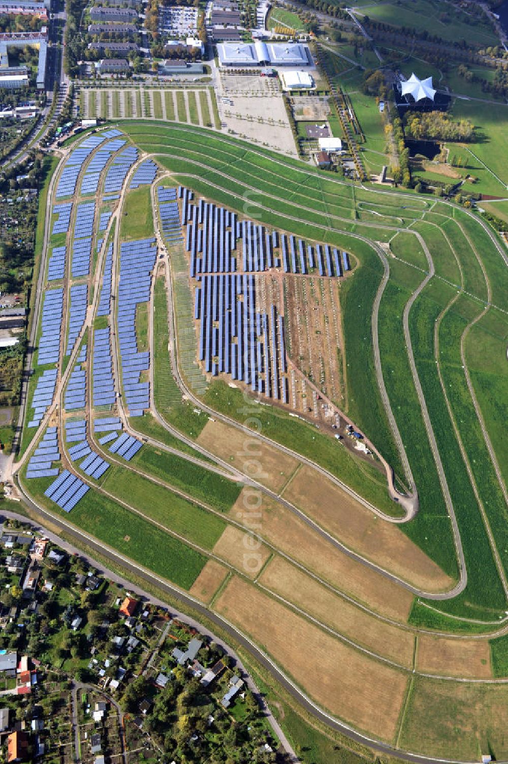 Magdeburg from the bird's eye view: Auf der stillgelegten Mülldeponie am Cracauer Anger wird ein Solarpark errichtet, der Ende diesen Jahres in Betrieb genommen wird. Betrieben wird die Anlage von der GETEC Energie AG. The Dumpsite Cracauer Anger turns into a solar farm. The operater is GETEC Energie AG.