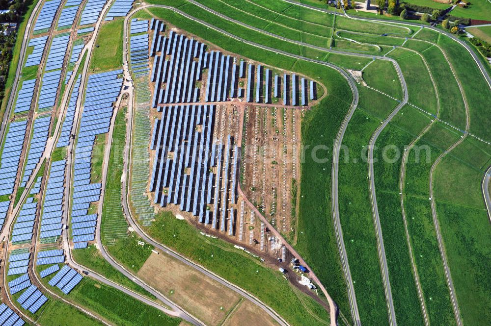 Aerial image Magdeburg - Auf der stillgelegten Mülldeponie am Cracauer Anger wird ein Solarpark errichtet, der Ende diesen Jahres in Betrieb genommen wird. Betrieben wird die Anlage von der GETEC Energie AG. The Dumpsite Cracauer Anger turns into a solar farm. The operater is GETEC Energie AG.