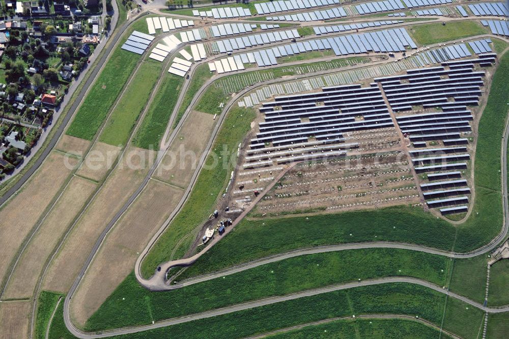 Aerial photograph Magdeburg - Auf der stillgelegten Mülldeponie am Cracauer Anger wird ein Solarpark errichtet, der Ende diesen Jahres in Betrieb genommen wird. Betrieben wird die Anlage von der GETEC Energie AG. The Dumpsite Cracauer Anger turns into a solar farm. The operater is GETEC Energie AG.