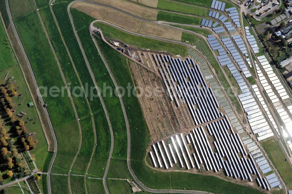 Magdeburg from above - Auf der stillgelegten Mülldeponie am Cracauer Anger wird ein Solarpark errichtet, der Ende diesen Jahres in Betrieb genommen wird. Betrieben wird die Anlage von der GETEC Energie AG. The Dumpsite Cracauer Anger turns into a solar farm. The operater is GETEC Energie AG.