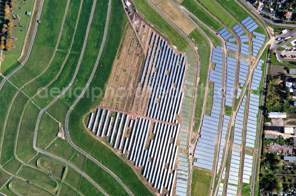 Magdeburg from the bird's eye view: Auf der stillgelegten Mülldeponie am Cracauer Anger wird ein Solarpark errichtet, der Ende diesen Jahres in Betrieb genommen wird. Betrieben wird die Anlage von der GETEC Energie AG. The Dumpsite Cracauer Anger turns into a solar farm. The operater is GETEC Energie AG.