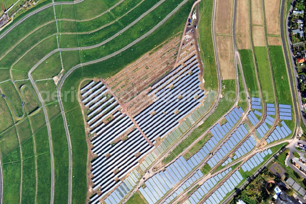 Aerial image Magdeburg - Auf der stillgelegten Mülldeponie am Cracauer Anger wird ein Solarpark errichtet, der Ende diesen Jahres in Betrieb genommen wird. Betrieben wird die Anlage von der GETEC Energie AG. The Dumpsite Cracauer Anger turns into a solar farm. The operater is GETEC Energie AG.