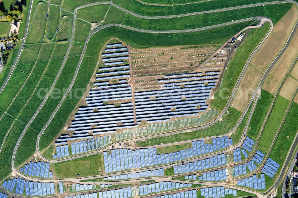 Aerial photograph Magdeburg - Auf der stillgelegten Mülldeponie am Cracauer Anger wird ein Solarpark errichtet, der Ende diesen Jahres in Betrieb genommen wird. Betrieben wird die Anlage von der GETEC Energie AG. The Dumpsite Cracauer Anger turns into a solar farm. The operater is GETEC Energie AG.