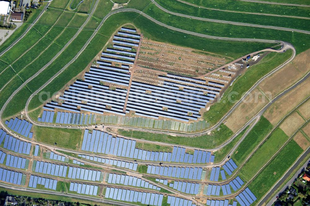 Magdeburg from above - Auf der stillgelegten Mülldeponie am Cracauer Anger wird ein Solarpark errichtet, der Ende diesen Jahres in Betrieb genommen wird. Betrieben wird die Anlage von der GETEC Energie AG. The Dumpsite Cracauer Anger turns into a solar farm. The operater is GETEC Energie AG.