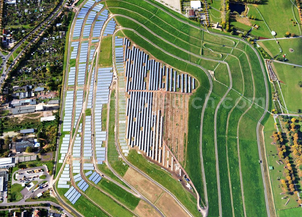 Magdeburg from the bird's eye view: Auf der stillgelegten Mülldeponie am Cracauer Anger wird ein Solarpark errichtet, der Ende diesen Jahres in Betrieb genommen wird. Betrieben wird die Anlage von der GETEC Energie AG. The Dumpsite Cracauer Anger turns into a solar farm. The operater is GETEC Energie AG.