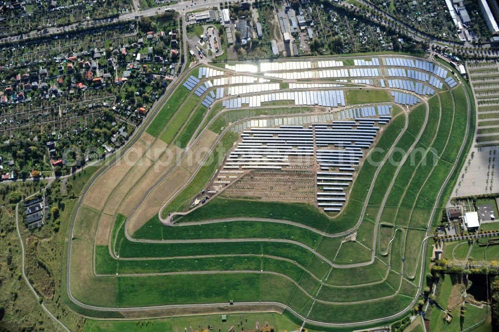 Aerial image Magdeburg - Auf der stillgelegten Mülldeponie am Cracauer Anger wird ein Solarpark errichtet, der Ende diesen Jahres in Betrieb genommen wird. Betrieben wird die Anlage von der GETEC Energie AG. The Dumpsite Cracauer Anger turns into a solar farm. The operater is GETEC Energie AG.