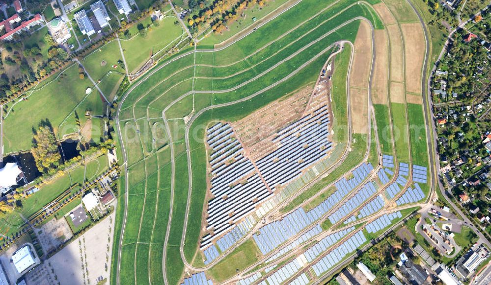 Aerial photograph Magdeburg - Auf der stillgelegten Mülldeponie am Cracauer Anger wird ein Solarpark errichtet, der Ende diesen Jahres in Betrieb genommen wird. Betrieben wird die Anlage von der GETEC Energie AG. The Dumpsite Cracauer Anger turns into a solar farm. The operater is GETEC Energie AG.