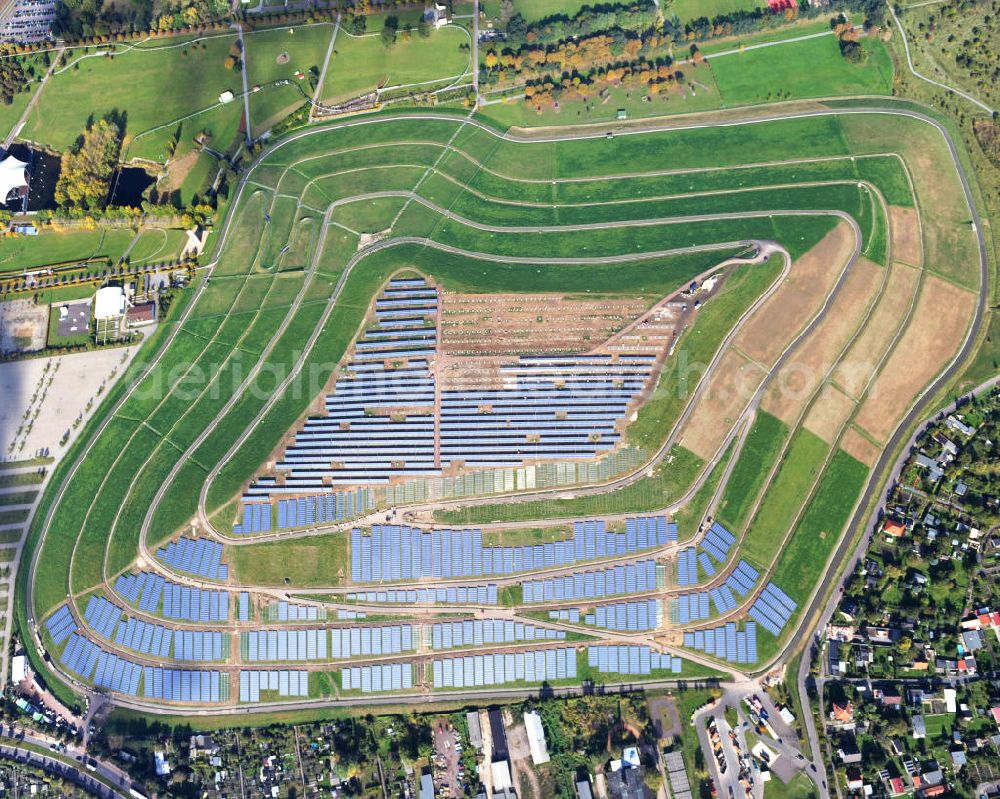 Magdeburg from above - Auf der stillgelegten Mülldeponie am Cracauer Anger wird ein Solarpark errichtet, der Ende diesen Jahres in Betrieb genommen wird. Betrieben wird die Anlage von der GETEC Energie AG. The Dumpsite Cracauer Anger turns into a solar farm. The operater is GETEC Energie AG.