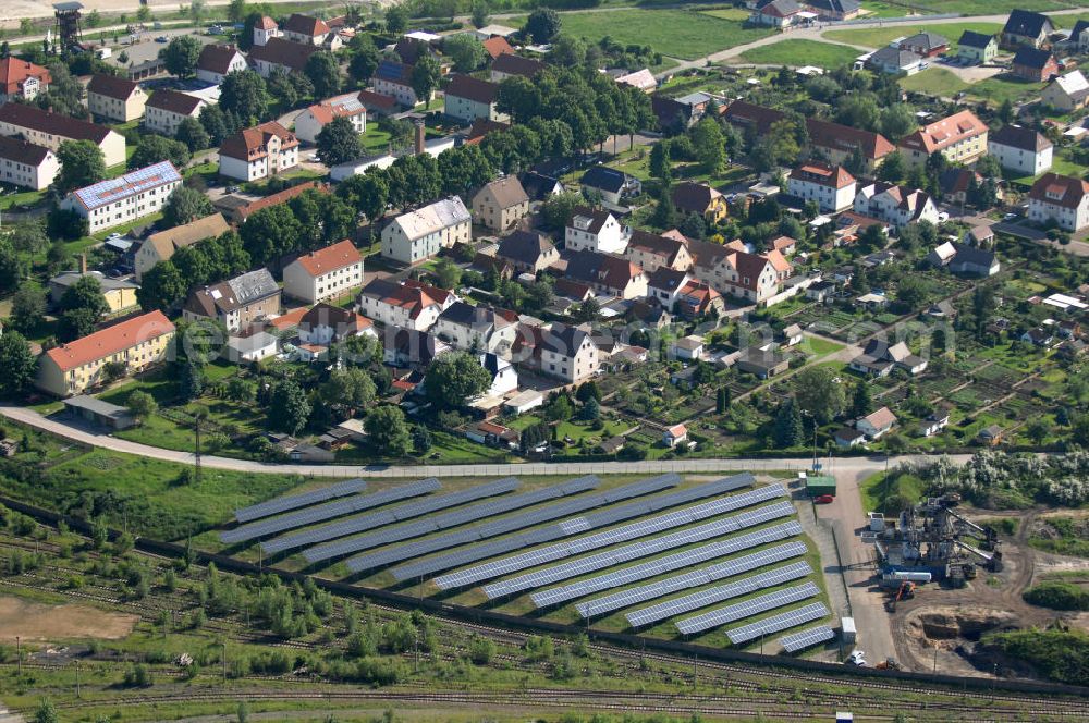 Braunsbedra from the bird's eye view: View over a solar plant resp. photovoltaic installation on an housing area at the streets Lindenstrasse and Geiseltalstrasse in Braunsbedra at the lake Geiseltalsee in Saxony-Anhalt