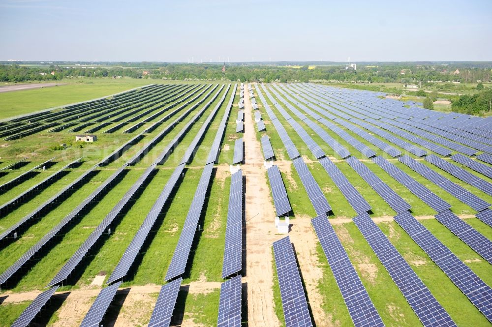 Werneuchen from the bird's eye view: Die fast abgeschlossenen Bauarbeiten für den Solarpark / die Photovoltaikanlage Werneuchen. Die mit der Solaranlage zu bebauende Fäche befindet sich nordwestlich der Start- und Landebahn vom Sonderlandeplatz / Flugplatz Werneuchen. Ein Projekt der S Quadrat Werneuchen Grundstücks GmbH & Co. KG. Construction preparation for the Solar Park / photovoltaic system Werneuchen.