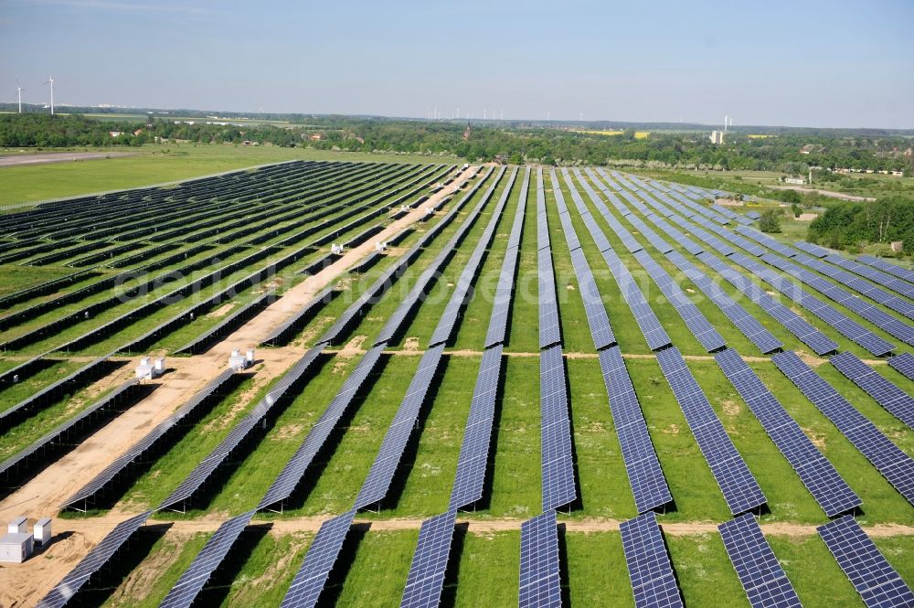 Aerial image Werneuchen - Die fast abgeschlossenen Bauarbeiten für den Solarpark / die Photovoltaikanlage Werneuchen. Die mit der Solaranlage zu bebauende Fäche befindet sich nordwestlich der Start- und Landebahn vom Sonderlandeplatz / Flugplatz Werneuchen. Ein Projekt der S Quadrat Werneuchen Grundstücks GmbH & Co. KG. Construction preparation for the Solar Park / photovoltaic system Werneuchen.