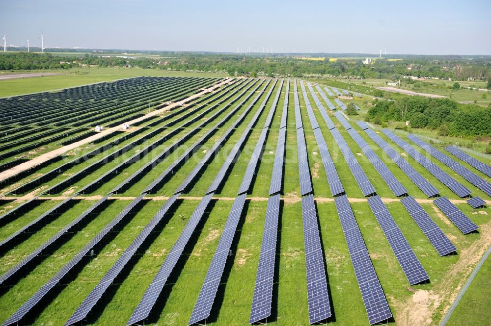 Aerial photograph Werneuchen - Die fast abgeschlossenen Bauarbeiten für den Solarpark / die Photovoltaikanlage Werneuchen. Die mit der Solaranlage zu bebauende Fäche befindet sich nordwestlich der Start- und Landebahn vom Sonderlandeplatz / Flugplatz Werneuchen. Ein Projekt der S Quadrat Werneuchen Grundstücks GmbH & Co. KG. Construction preparation for the Solar Park / photovoltaic system Werneuchen.