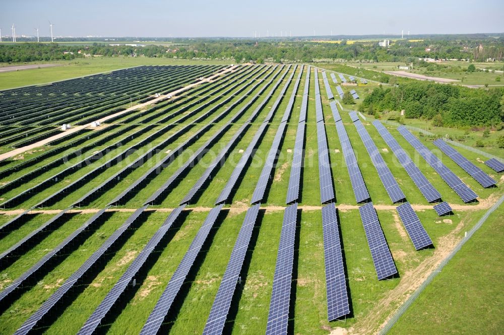 Werneuchen from above - Die fast abgeschlossenen Bauarbeiten für den Solarpark / die Photovoltaikanlage Werneuchen. Die mit der Solaranlage zu bebauende Fäche befindet sich nordwestlich der Start- und Landebahn vom Sonderlandeplatz / Flugplatz Werneuchen. Ein Projekt der S Quadrat Werneuchen Grundstücks GmbH & Co. KG. Construction preparation for the Solar Park / photovoltaic system Werneuchen.