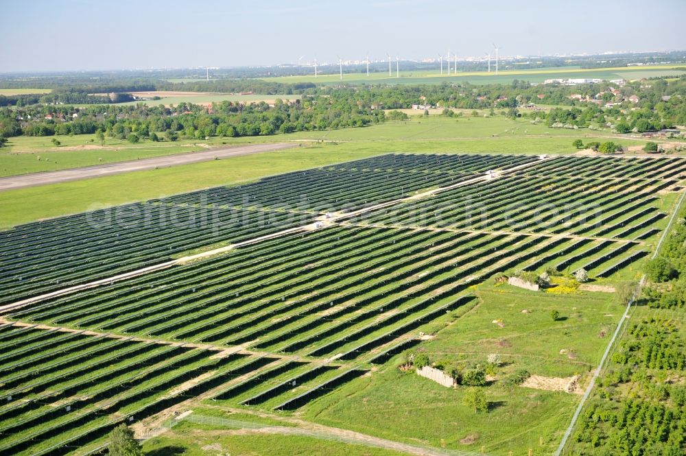 Werneuchen from the bird's eye view: Die fast abgeschlossenen Bauarbeiten für den Solarpark / die Photovoltaikanlage Werneuchen. Die mit der Solaranlage zu bebauende Fäche befindet sich nordwestlich der Start- und Landebahn vom Sonderlandeplatz / Flugplatz Werneuchen. Ein Projekt der S Quadrat Werneuchen Grundstücks GmbH & Co. KG. Construction preparation for the Solar Park / photovoltaic system Werneuchen.