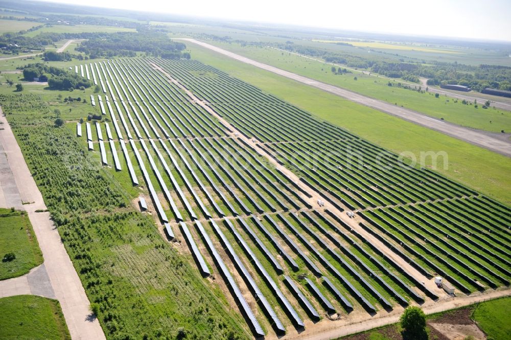 Aerial image Werneuchen - Die fast abgeschlossenen Bauarbeiten für den Solarpark / die Photovoltaikanlage Werneuchen. Die mit der Solaranlage zu bebauende Fäche befindet sich nordwestlich der Start- und Landebahn vom Sonderlandeplatz / Flugplatz Werneuchen. Ein Projekt der S Quadrat Werneuchen Grundstücks GmbH & Co. KG. Construction preparation for the Solar Park / photovoltaic system Werneuchen.