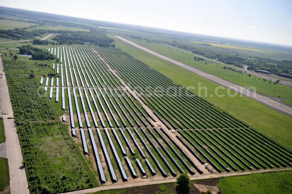 Aerial photograph Werneuchen - Die fast abgeschlossenen Bauarbeiten für den Solarpark / die Photovoltaikanlage Werneuchen. Die mit der Solaranlage zu bebauende Fäche befindet sich nordwestlich der Start- und Landebahn vom Sonderlandeplatz / Flugplatz Werneuchen. Ein Projekt der S Quadrat Werneuchen Grundstücks GmbH & Co. KG. Construction preparation for the Solar Park / photovoltaic system Werneuchen.