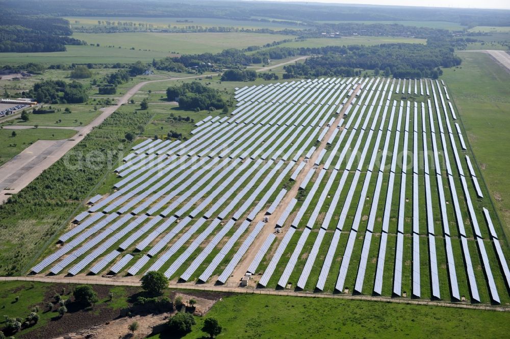 Werneuchen from above - Die fast abgeschlossenen Bauarbeiten für den Solarpark / die Photovoltaikanlage Werneuchen. Die mit der Solaranlage zu bebauende Fäche befindet sich nordwestlich der Start- und Landebahn vom Sonderlandeplatz / Flugplatz Werneuchen. Ein Projekt der S Quadrat Werneuchen Grundstücks GmbH & Co. KG. Construction preparation for the Solar Park / photovoltaic system Werneuchen.