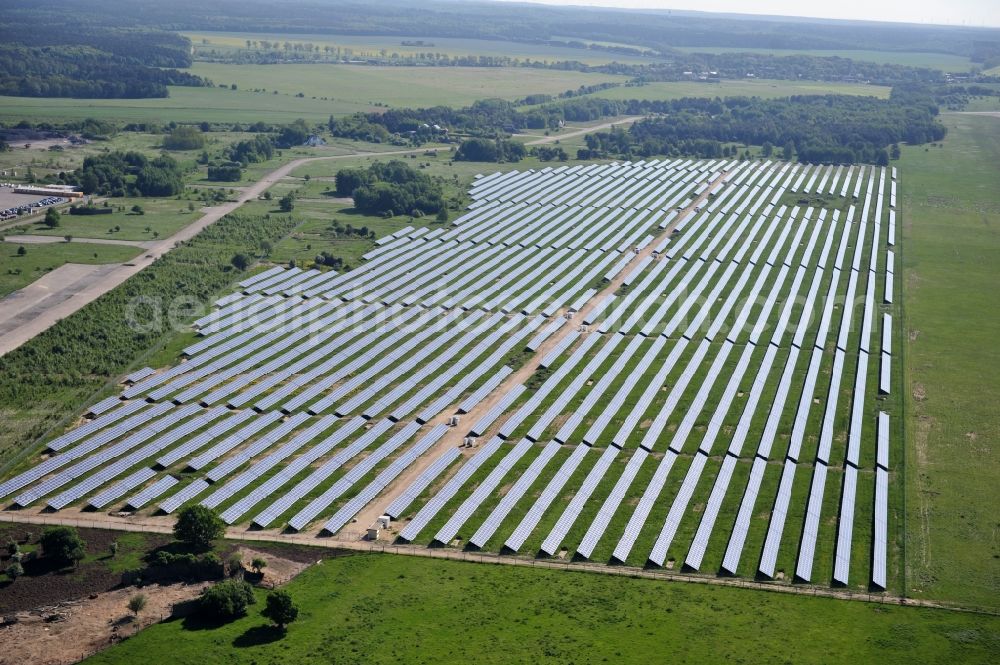 Werneuchen from the bird's eye view: Die fast abgeschlossenen Bauarbeiten für den Solarpark / die Photovoltaikanlage Werneuchen. Die mit der Solaranlage zu bebauende Fäche befindet sich nordwestlich der Start- und Landebahn vom Sonderlandeplatz / Flugplatz Werneuchen. Ein Projekt der S Quadrat Werneuchen Grundstücks GmbH & Co. KG. Construction preparation for the Solar Park / photovoltaic system Werneuchen.