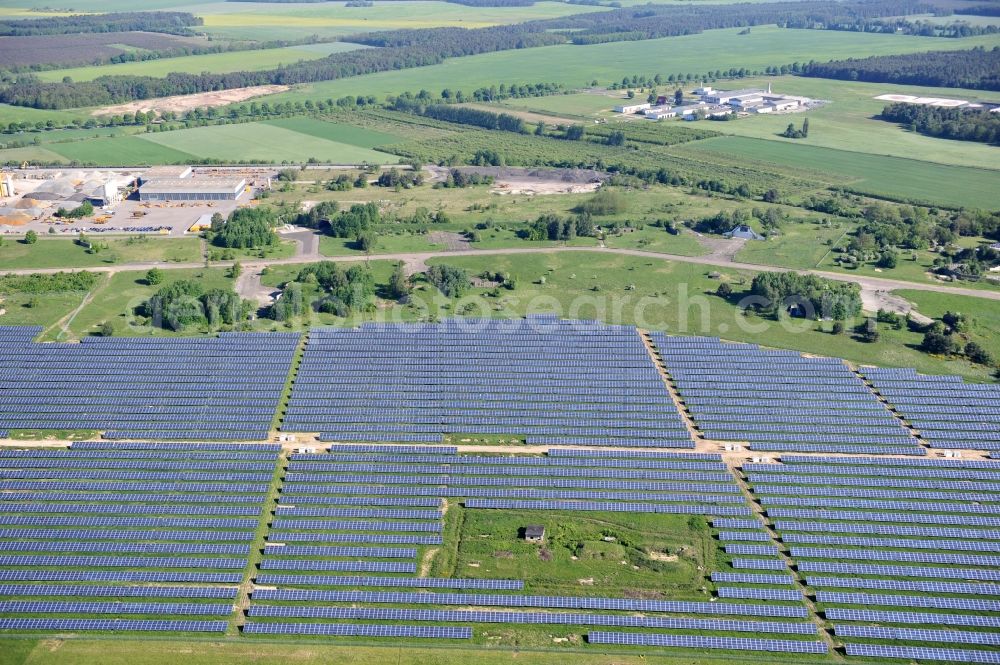 Aerial image Werneuchen - Die fast abgeschlossenen Bauarbeiten für den Solarpark / die Photovoltaikanlage Werneuchen. Die mit der Solaranlage zu bebauende Fäche befindet sich nordwestlich der Start- und Landebahn vom Sonderlandeplatz / Flugplatz Werneuchen. Ein Projekt der S Quadrat Werneuchen Grundstücks GmbH & Co. KG. Construction preparation for the Solar Park / photovoltaic system Werneuchen.