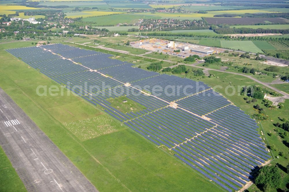 Aerial photograph Werneuchen - Die fast abgeschlossenen Bauarbeiten für den Solarpark / die Photovoltaikanlage Werneuchen. Die mit der Solaranlage zu bebauende Fäche befindet sich nordwestlich der Start- und Landebahn vom Sonderlandeplatz / Flugplatz Werneuchen. Ein Projekt der S Quadrat Werneuchen Grundstücks GmbH & Co. KG. Construction preparation for the Solar Park / photovoltaic system Werneuchen.