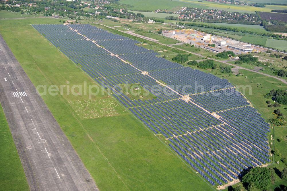 Werneuchen from above - Die fast abgeschlossenen Bauarbeiten für den Solarpark / die Photovoltaikanlage Werneuchen. Die mit der Solaranlage zu bebauende Fäche befindet sich nordwestlich der Start- und Landebahn vom Sonderlandeplatz / Flugplatz Werneuchen. Ein Projekt der S Quadrat Werneuchen Grundstücks GmbH & Co. KG. Construction preparation for the Solar Park / photovoltaic system Werneuchen.