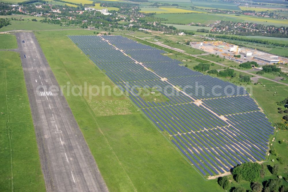 Werneuchen from the bird's eye view: Die fast abgeschlossenen Bauarbeiten für den Solarpark / die Photovoltaikanlage Werneuchen. Die mit der Solaranlage zu bebauende Fäche befindet sich nordwestlich der Start- und Landebahn vom Sonderlandeplatz / Flugplatz Werneuchen. Ein Projekt der S Quadrat Werneuchen Grundstücks GmbH & Co. KG. Construction preparation for the Solar Park / photovoltaic system Werneuchen.