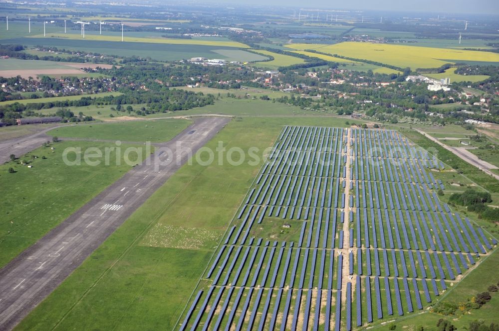 Aerial image Werneuchen - Die fast abgeschlossenen Bauarbeiten für den Solarpark / die Photovoltaikanlage Werneuchen. Die mit der Solaranlage zu bebauende Fäche befindet sich nordwestlich der Start- und Landebahn vom Sonderlandeplatz / Flugplatz Werneuchen. Ein Projekt der S Quadrat Werneuchen Grundstücks GmbH & Co. KG. Construction preparation for the Solar Park / photovoltaic system Werneuchen.