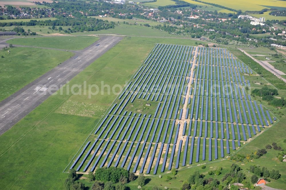 Aerial photograph Werneuchen - Die fast abgeschlossenen Bauarbeiten für den Solarpark / die Photovoltaikanlage Werneuchen. Die mit der Solaranlage zu bebauende Fäche befindet sich nordwestlich der Start- und Landebahn vom Sonderlandeplatz / Flugplatz Werneuchen. Ein Projekt der S Quadrat Werneuchen Grundstücks GmbH & Co. KG. Construction preparation for the Solar Park / photovoltaic system Werneuchen.