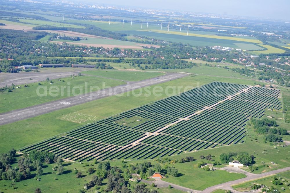 Werneuchen from above - Die fast abgeschlossenen Bauarbeiten für den Solarpark / die Photovoltaikanlage Werneuchen. Die mit der Solaranlage zu bebauende Fäche befindet sich nordwestlich der Start- und Landebahn vom Sonderlandeplatz / Flugplatz Werneuchen. Ein Projekt der S Quadrat Werneuchen Grundstücks GmbH & Co. KG. Construction preparation for the Solar Park / photovoltaic system Werneuchen.