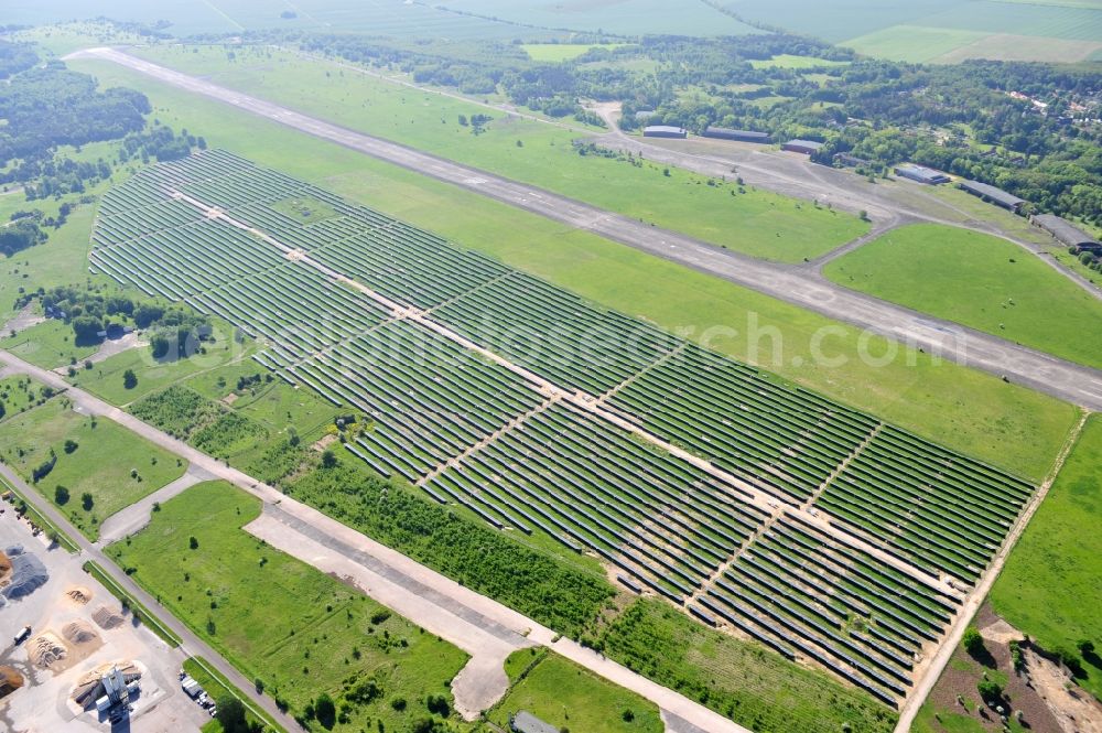 Werneuchen from the bird's eye view: Die fast abgeschlossenen Bauarbeiten für den Solarpark / die Photovoltaikanlage Werneuchen. Die mit der Solaranlage zu bebauende Fäche befindet sich nordwestlich der Start- und Landebahn vom Sonderlandeplatz / Flugplatz Werneuchen. Ein Projekt der S Quadrat Werneuchen Grundstücks GmbH & Co. KG. Construction preparation for the Solar Park / photovoltaic system Werneuchen.